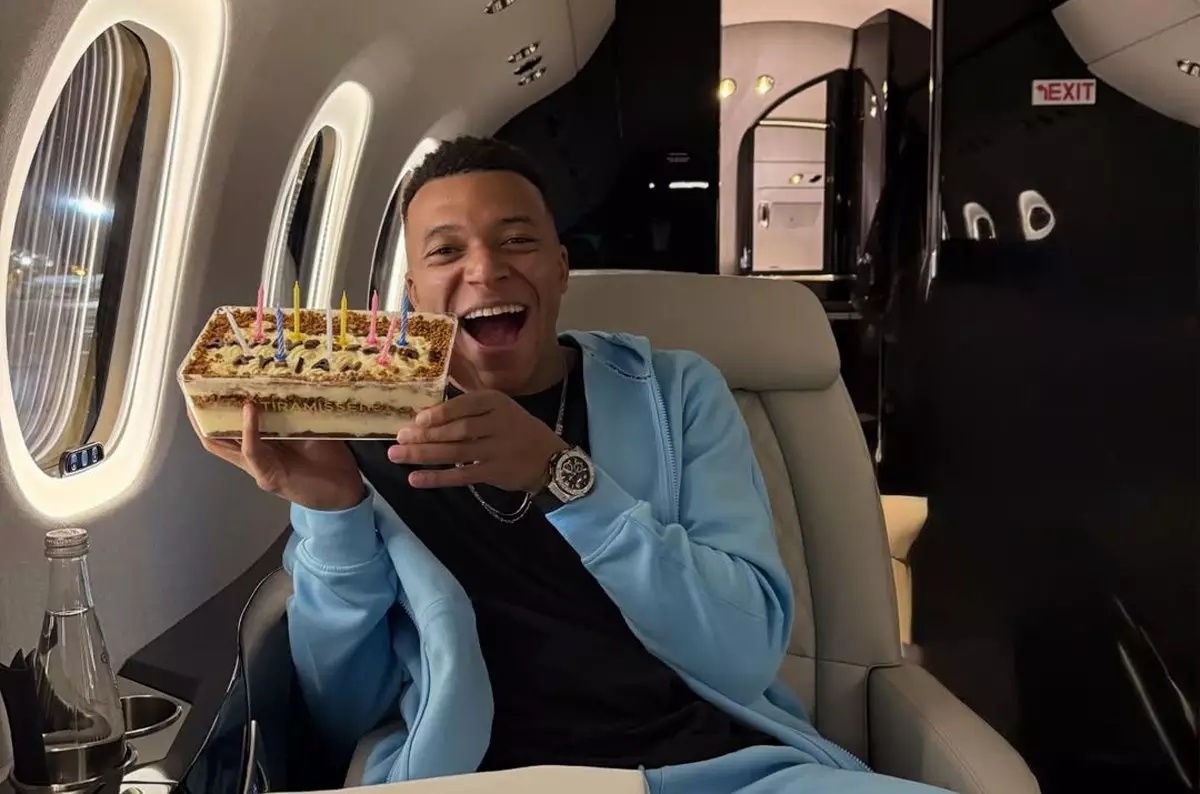 Мбаппе прилетел в Марокко поддержать Хакими на Кубке Африки-2025