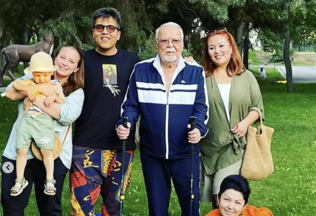 «Тағдырымен қабылдады»: Белгілі журналист Әшімовтер отбасының құпиясын ашты