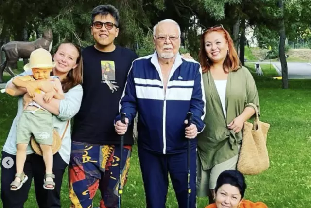 «Тағдырымен, мұң-қасыретімен қабылдаған адам»: журналист Асанәлі Әшімовтың әйелі туралы сыр шертті