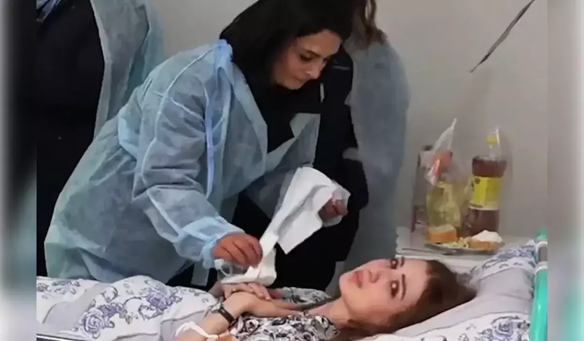 Ақтаудағы ұшақ апатынан тірі қалған бортсерік 1 жылдан кейін жұмысына қайта оралды (ВИДЕО)