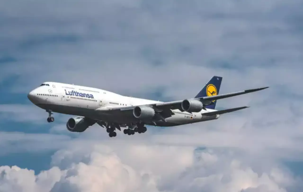 Самолет совершил экстренную посадку в Алматы из-за смерти пассажира