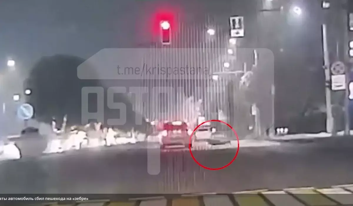 Водитель Chevrolet сбил девушку на зебре в Алматы (ВИДЕО)