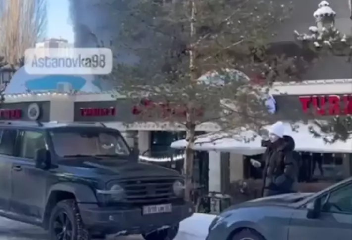 Пожар в ресторане близ «Байтерека» тушат по повышенному рангу в Астане