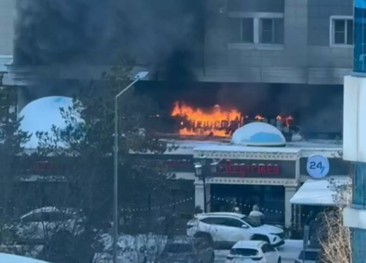 Кровля ресторана Degirmen горит в Астане