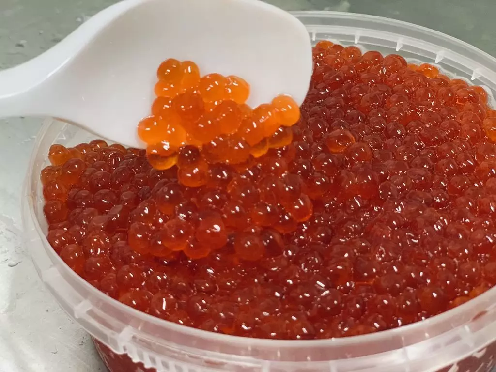 Казахстанцам рассказали, как выбрать безопасную красную икру к праздничному столу