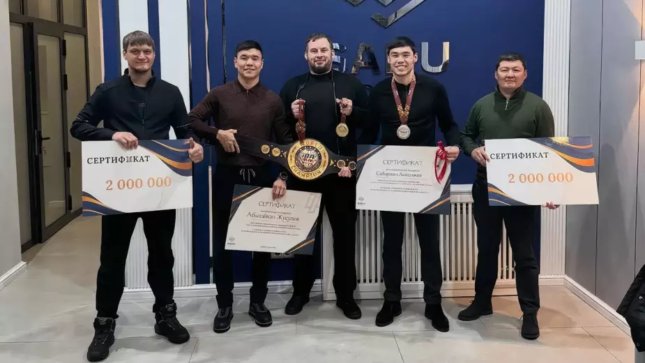 Жусупов и Аккалыков получили квартиры за ЧМ по боксу