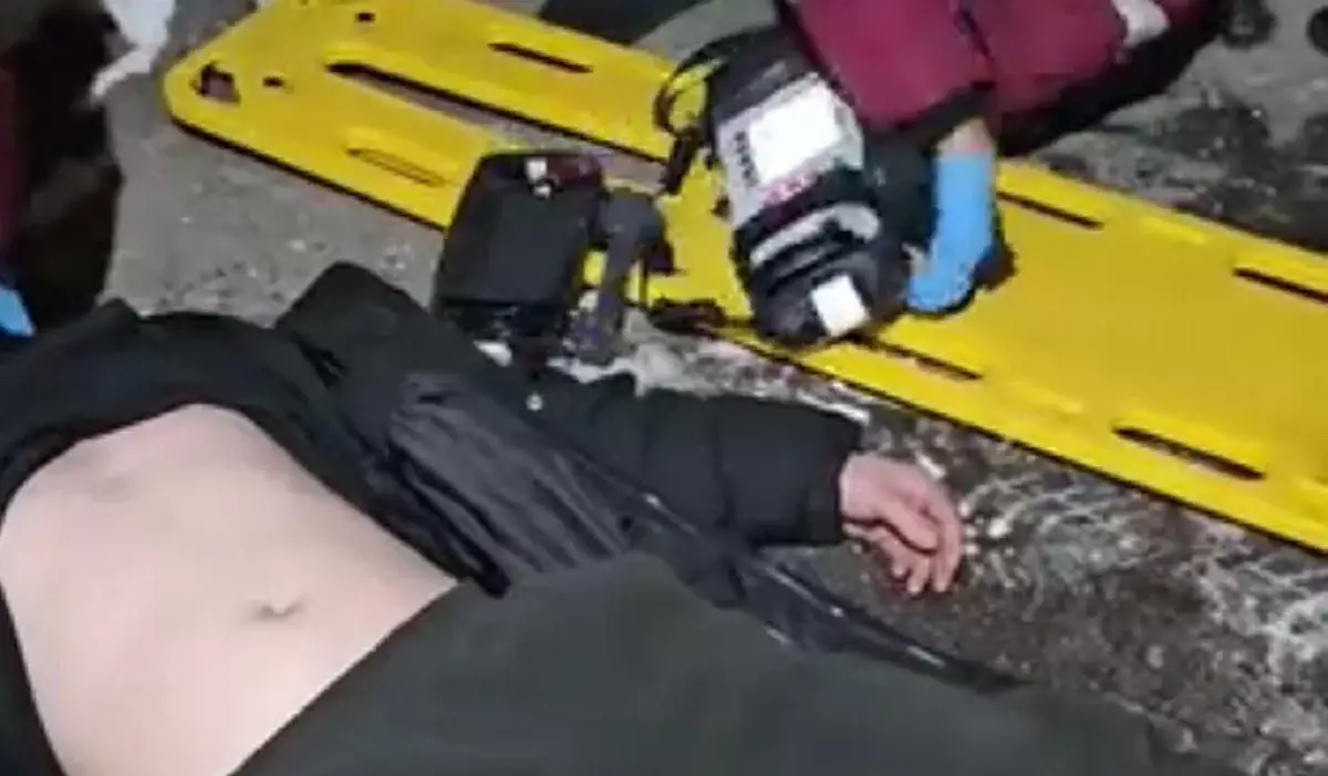 Өскеменде домофон есігін ұстаған жас жігітті тоқ соғып, жүрегі тоқтап қалды