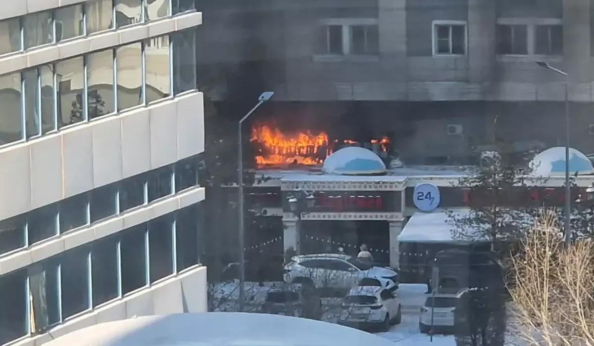 Шұғыл: Астанада тағы бір тұрғын үйдің астындағы дәмхана өртеніп жатыр (ВИДЕО)