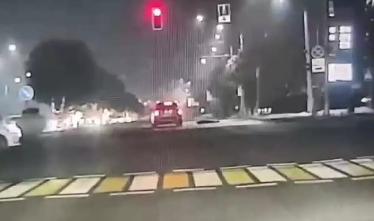 Девушка попала под автомобиль на "зебре" в Алматы