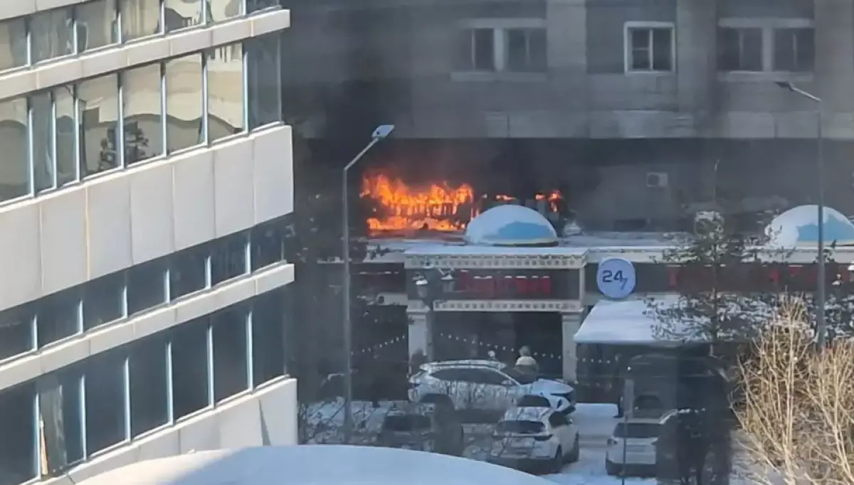 Астананың қақ ортасындағы дәмханадан өрт шықты (ВИДЕО)