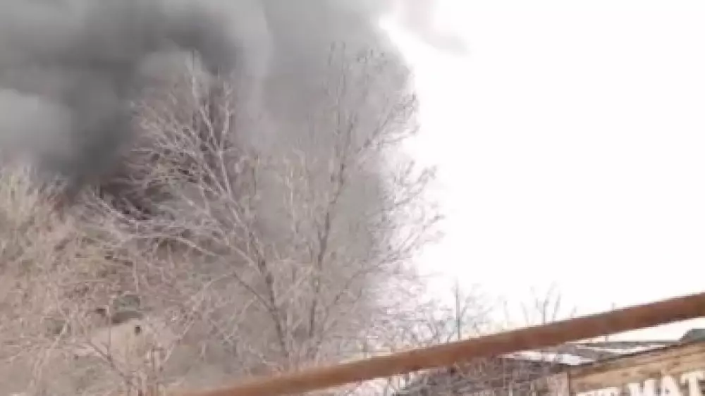 Сильный пожар в Есике попал на видео