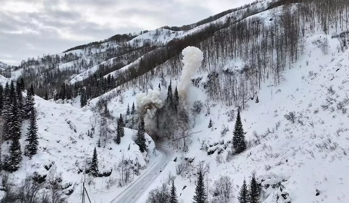 О риске схода снежных лавин в горах Иле Алатау предупредили в МЧС