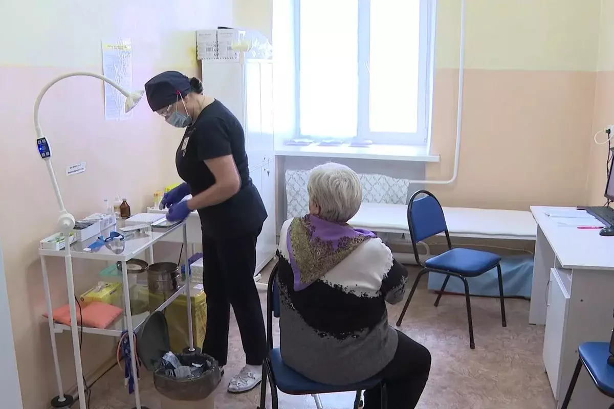 Дефицит кадров: в ВКО не хватает порядка 130 медработников