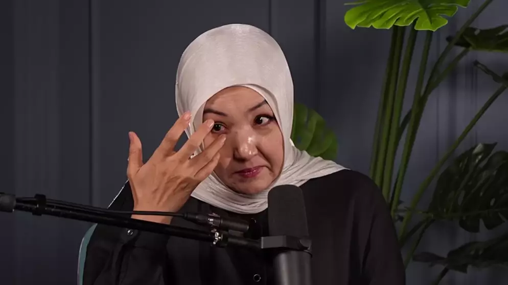 "Балам шетінеп кетті, күйеуім қуып шықты": Индира Расылхан жан сырын ақтарды (ВИДЕО)