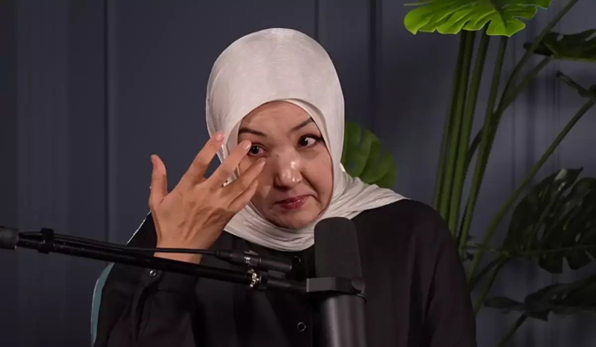 «Бірінші күйеуім ұрып-соқты»: Индира Расылхан жеке өмірінен сыр шертіп, жылап қалды (ВИДЕО)