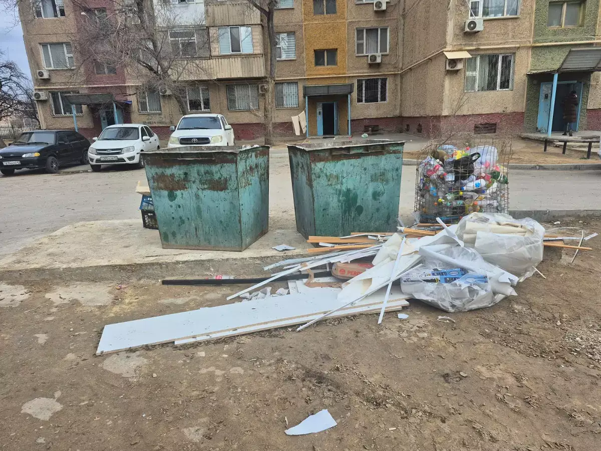 Жители Актау возмущены сносом ограждений вокруг мусорных контейнеров - новости на Lada.kz 26.12.2025