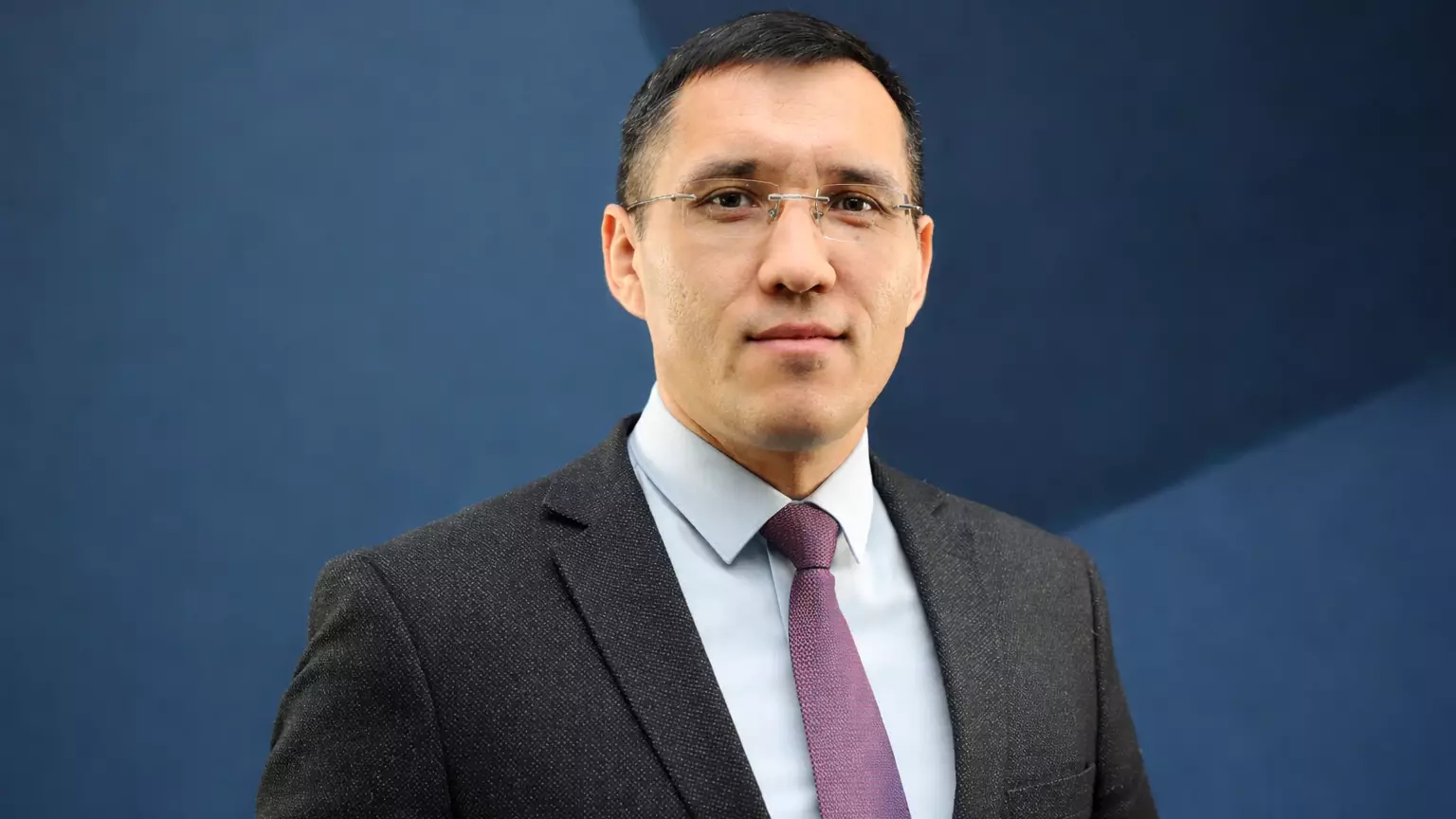 Дағдарыс менеджері ме, әлде стратегиялық архитектор ма? Жанат Момынқұлов президенттің «жаңа формуласын» түсіндірді