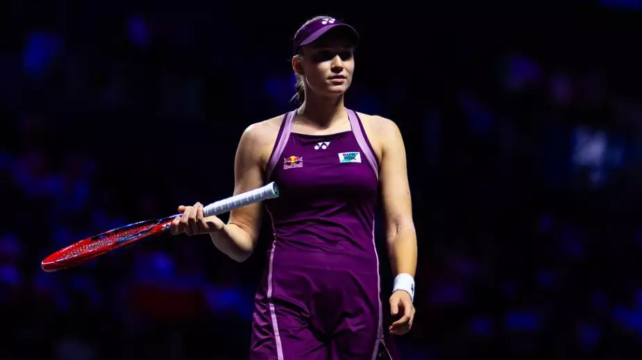 Рыбакина проиграла Швентек на выставочном турнире в Китае