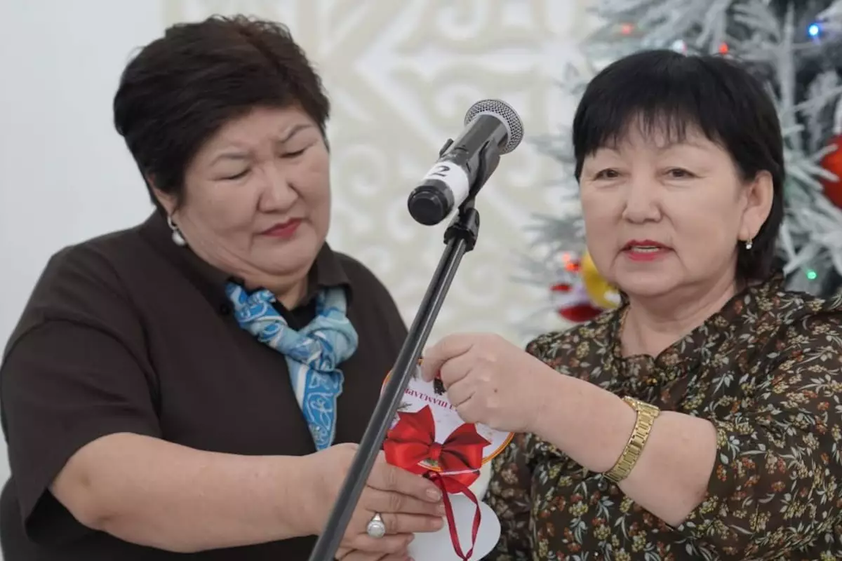 «Ёлка желаний» зажглась в Макатском районе — кто помогает детям верить в чудо?