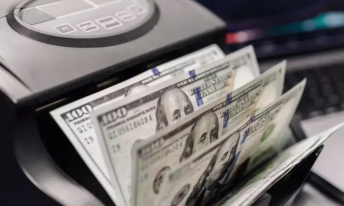 Казахстанцы ринулись за долларами перед 2026 годом - рекордные покупки бьют все прогнозы - новости на Lada.kz 26.12.2025