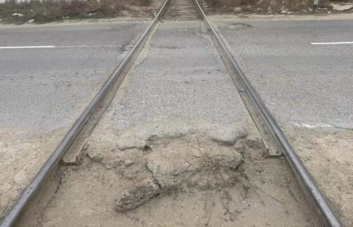 Халтура налицо: в Мангистау на подрядчика наложили крупный штраф за плохое состояние железнодорожного переезда - новости на Lada.kz 26.12.2025