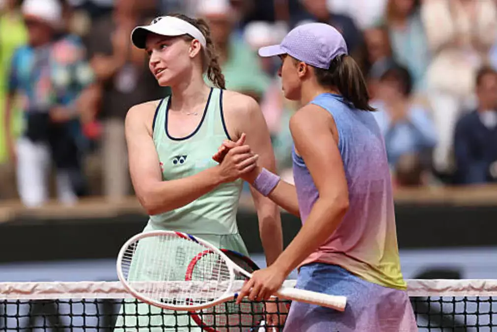 Рыбакина уступила Швентек на выставочном турнире в Китае