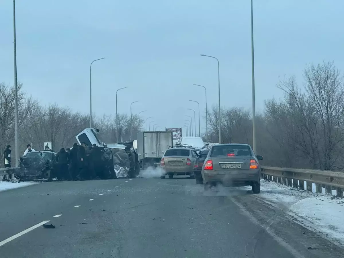 Массовое ДТП произошло на трассе Самара — Шымкент: столкнулись четыре автомобиля
