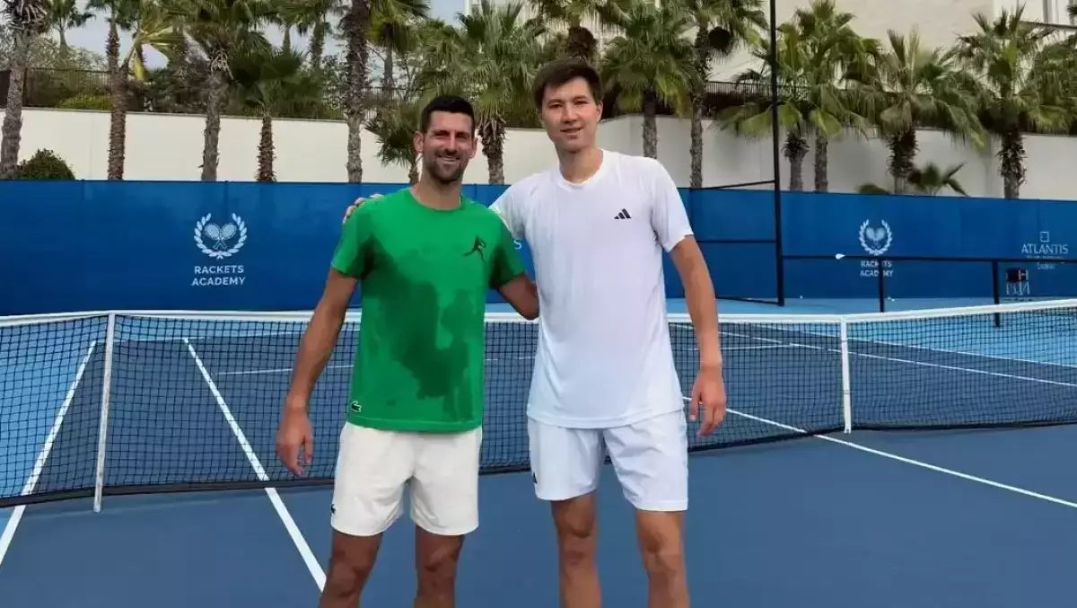 Бейбіт Жұқаев аңыз теннисші Новак Джоковичпен бірге жаттығып жүр (ФОТО)