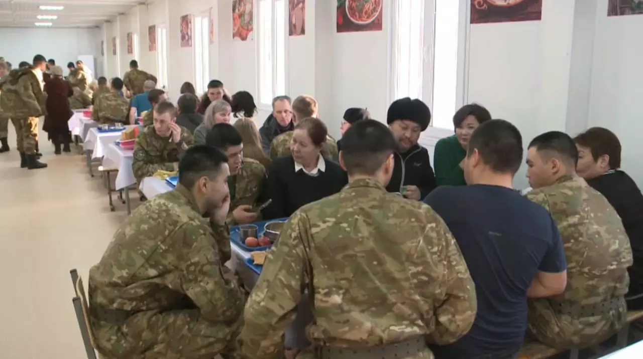 Родители солдат-срочников посетили войсковую часть в Караганде