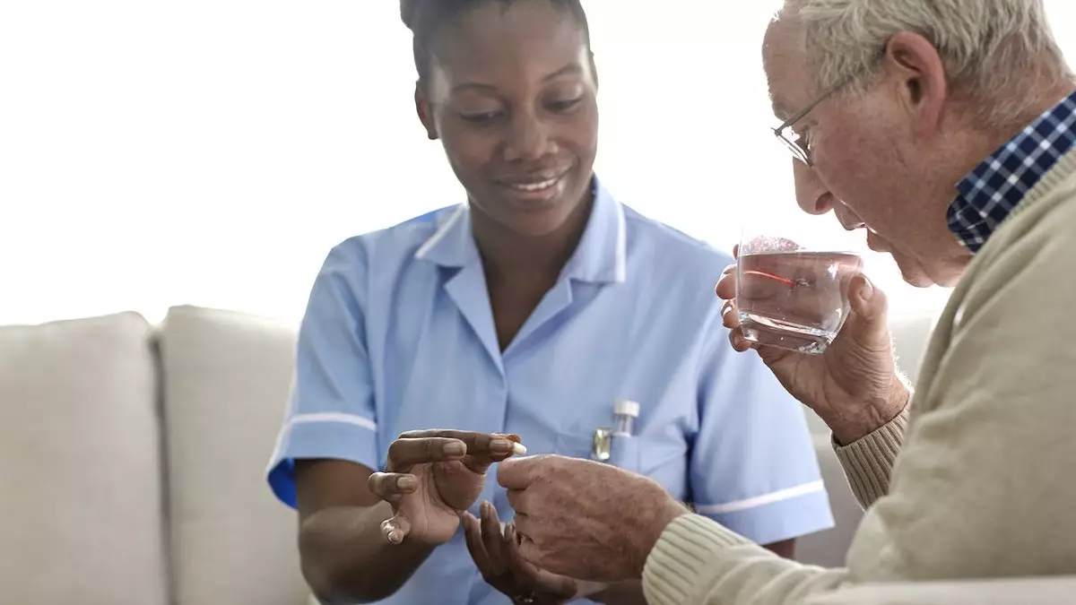 Пожилые люди, принимающие несколько лекарств, могут столкнуться с неожиданными последствиями для здоровья.