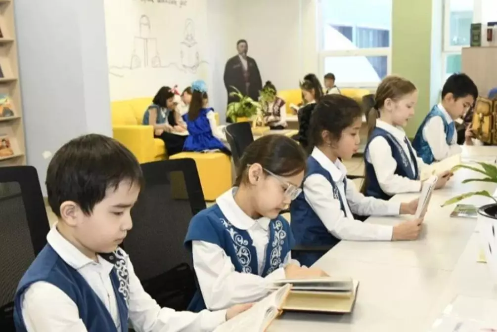 Решение проблемы трёхсменного обучения: в Астане открылась новая школа