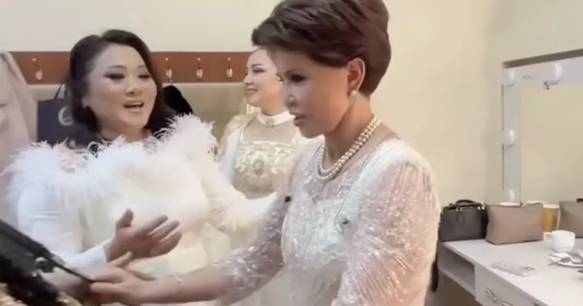  “Көйлектерін сынап тұр”: Роза Рымбаеваның бір топ әншіге деген әрекеті сынға ұшырады 