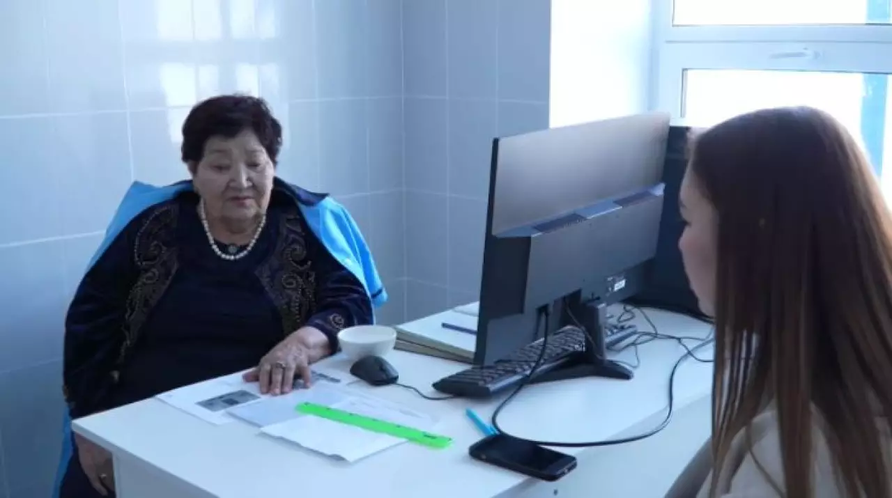 Врач четверть века помогала роженицам в Карагандинской области