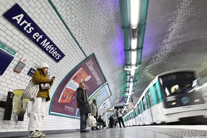 Неизвестный напал  с ножом на женщин в метро Парижа