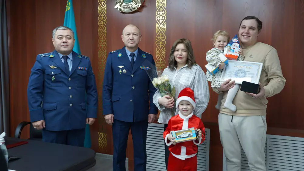 Таксисту, который помог бабушке сохранить 8,5 миллиона тенге, вручили грамоту и часы