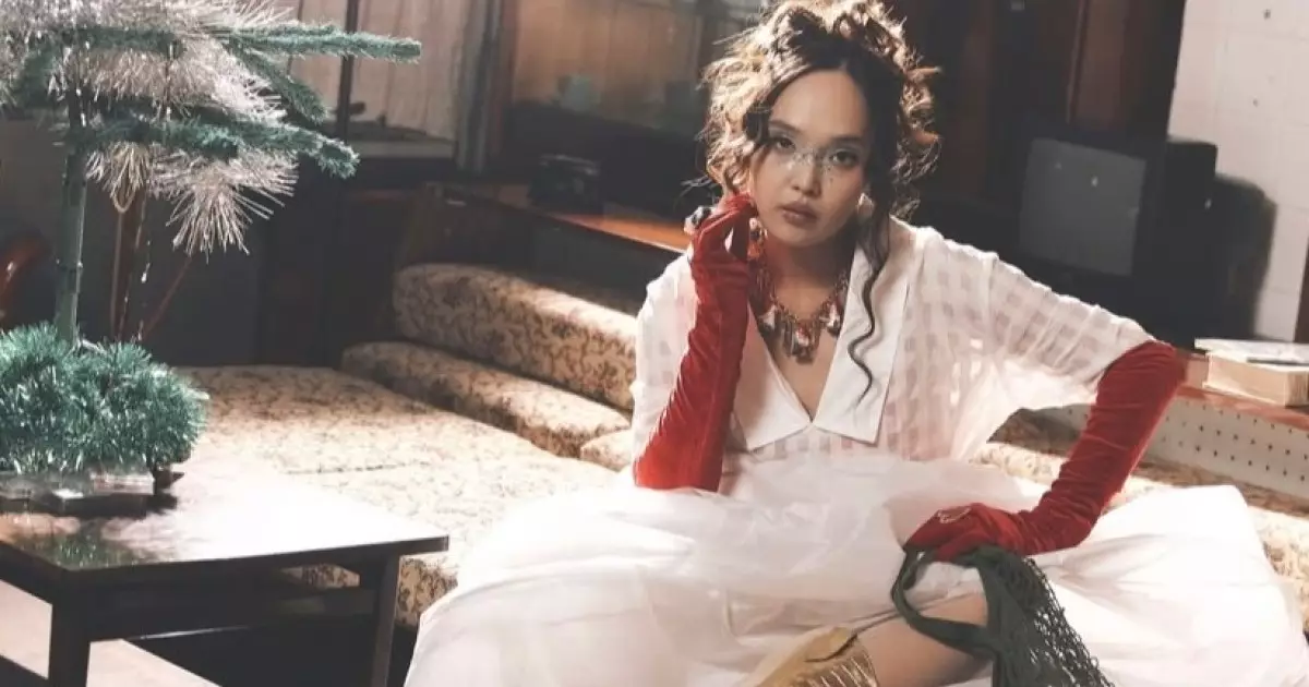  “Нанды неге аяқ астына қойған?”: Айжұлдыз Адайбекованың кезекті фотосессиясына жұрт таңданыс білдіруде 