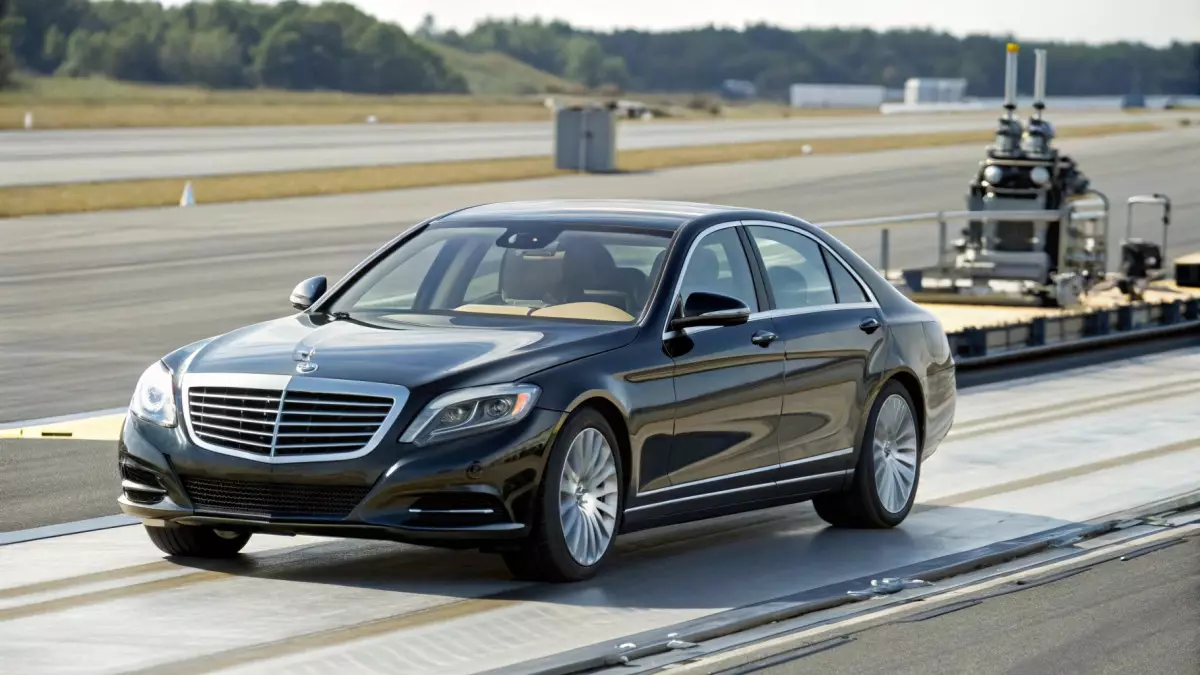 Corolla по-китайски: у дилеров засветился удлинённый Toyota Levin L