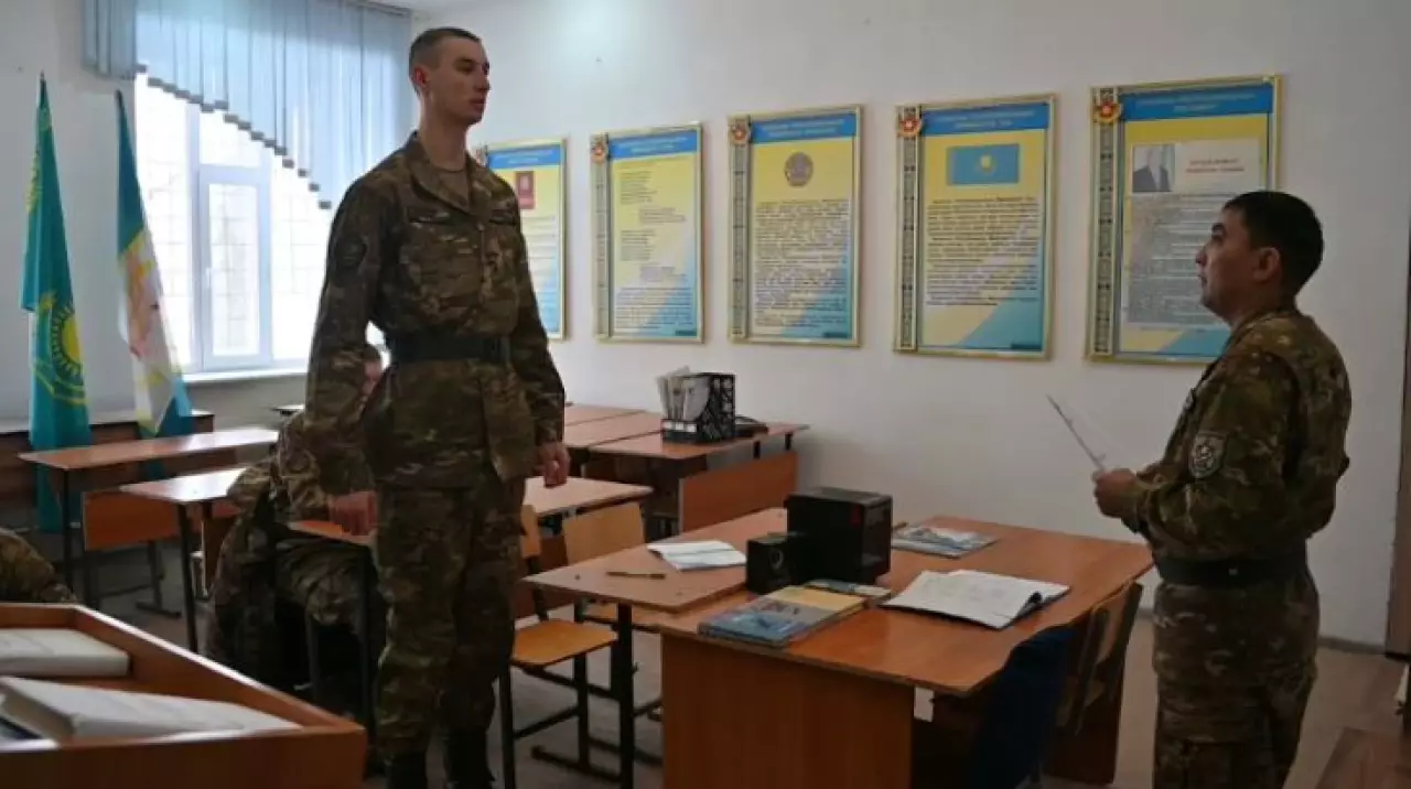 Выше всех в строю: самый высокий солдат служит в Абайском гарнизоне