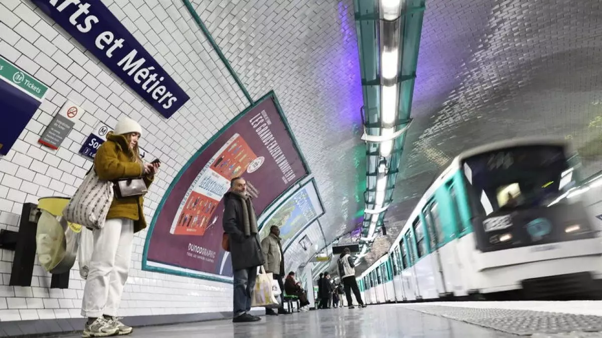 Париж метросында ер адам пышақпен шабуыл жасап, үш әйелді жарақаттады