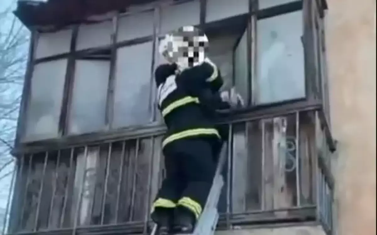 Өрт сөндірушілер өртеніп жатқан үйден 17 адамды аман алып шықты