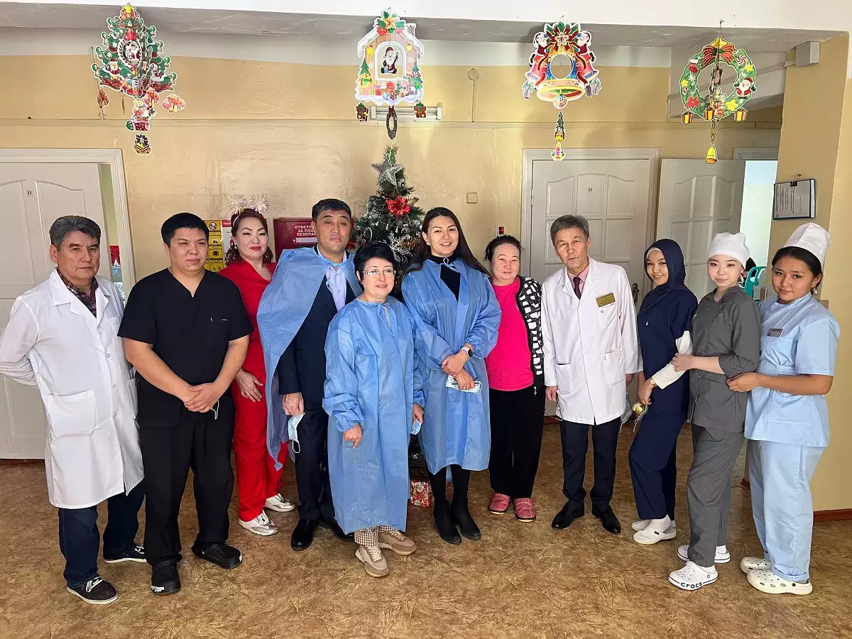 Алматыдағы «Ақсай» ауруханасында балаларға жаңажылдық сыйлықтар берілді