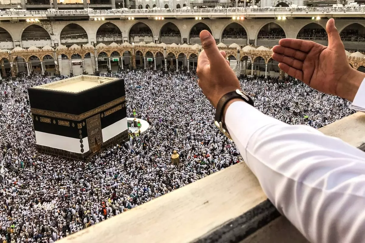 В Мекке мужчина спрыгнул с верхнего яруса мечети (ВИДЕО)