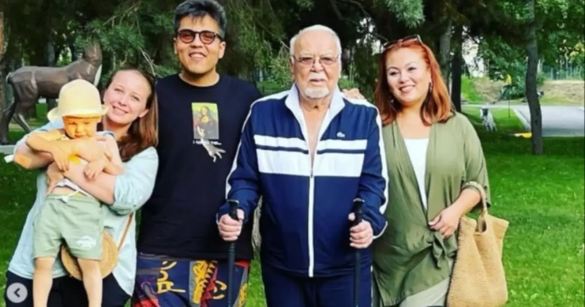  `Асанәлі ағаны тағдырымен, мұң-қасіретімен қабылдаған адам`: Танымал журналист жан сырын ақтарды (ФОТО) 