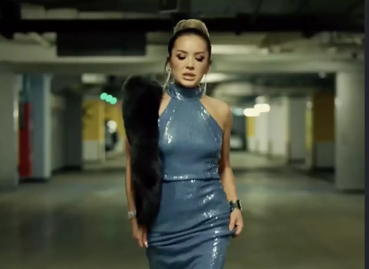 «Қазақтың Джей Лосы»: Мақпал Исабекованың жаңа образы көпшілікті тәнті етті (ВИДЕО)