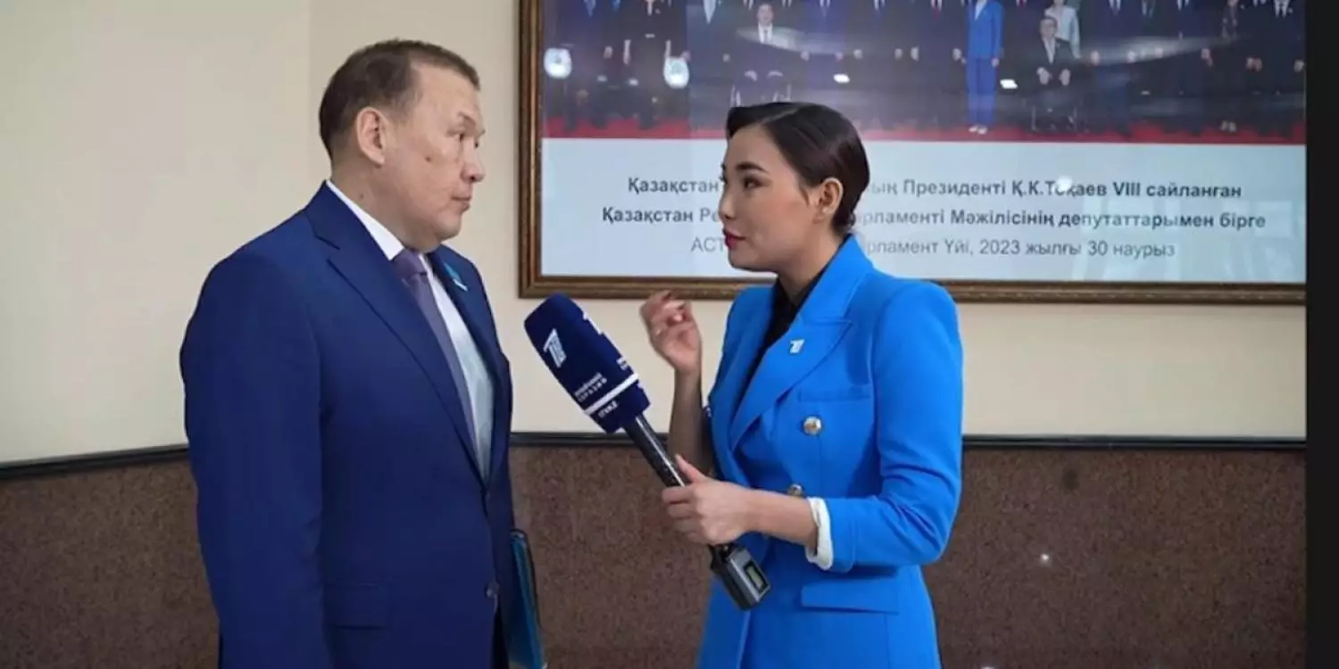 "Бұл – манипуляция": журналистің сұрағына ашуланған депутат өз әрекетін түсіндірді
