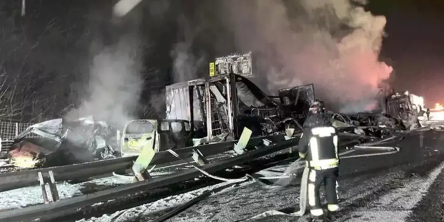 "Қаза тапқандар бар": 67 көлік соқтығысып,  20 көлік өртеніп кетті