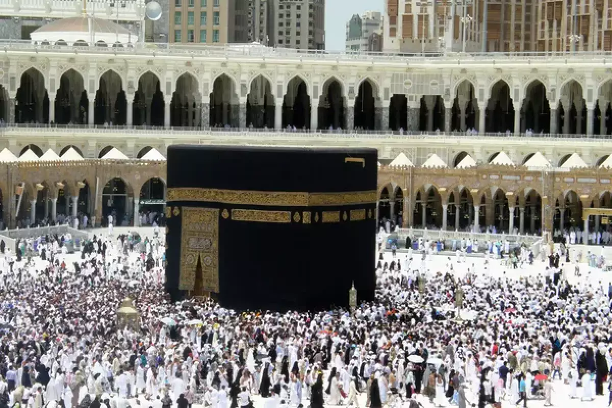 Попытка самоубийства в Мекке: мужчина прыгнул с верхнего яруса мечети (видео)