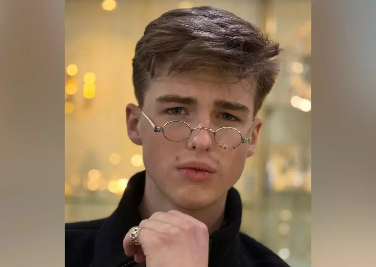 Звезда «Детства Шелдона» ответил казахстанской певице