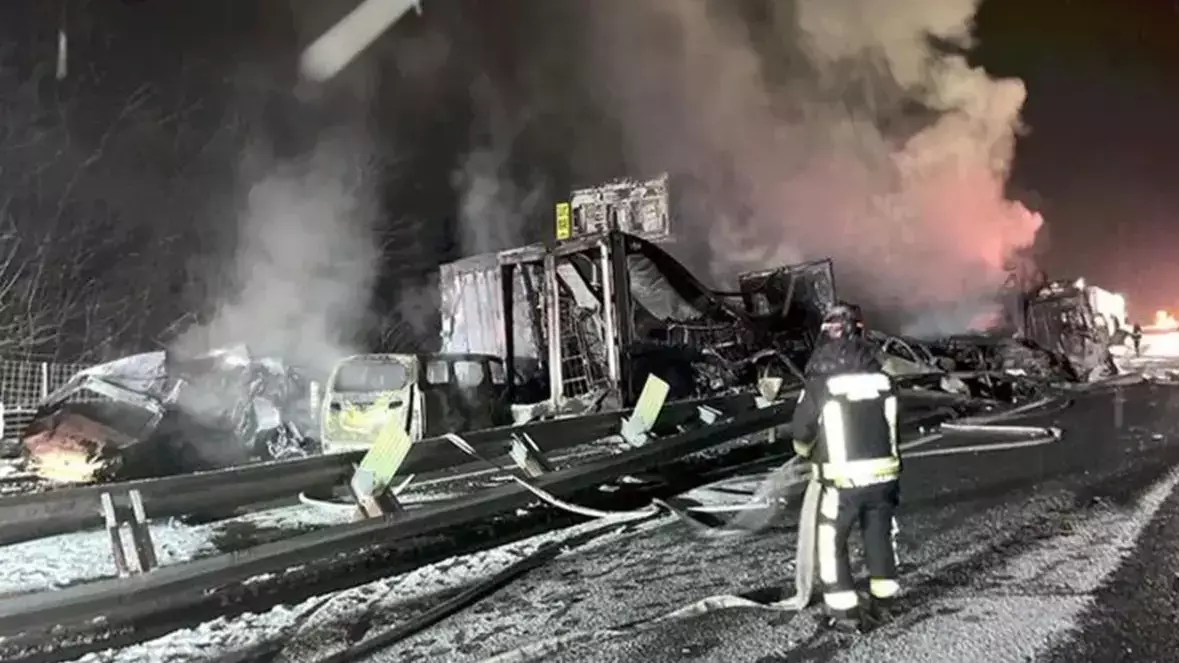 "67 көлік соқтығысқан".  20 көлік өртеніп, 2 адам қаза тапқан жантүршігерлік жол апаты болды