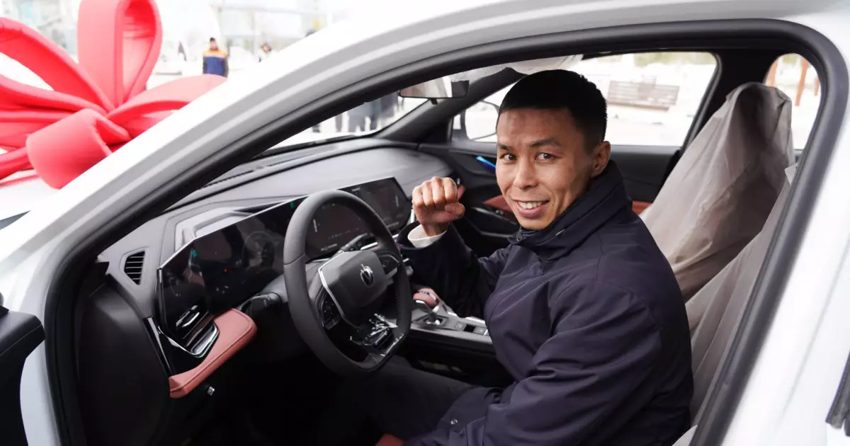   Түркістан облысының әкімі боксшы Сәкен Бибосыновқа су жаңа көліктің кілтін сыйлады   